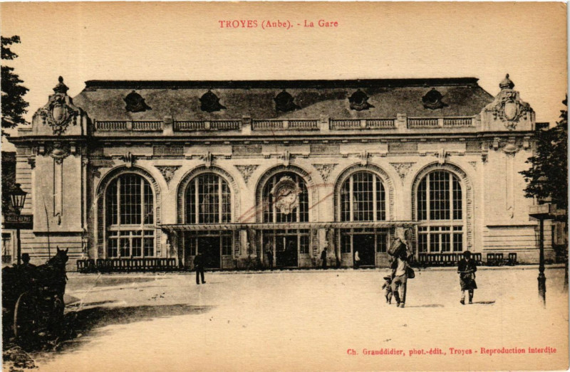 Carte postale ancienne Troyes - La Gare à Troyes