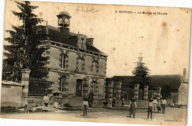 Carte postale ancienne Bernon - La mairie et l'Ecole à Bernon