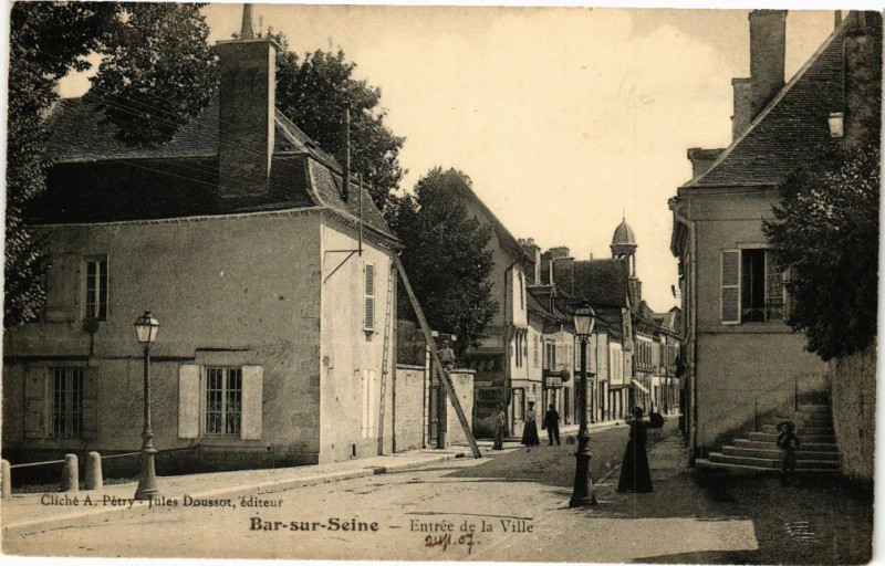 Carte postale ancienne Bar-sur-Seine - Entrée de la ville à Bar-sur-Seine