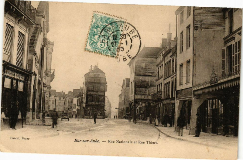 Carte postale ancienne Bar-sur-Aube - Rue nationale et rue thiers à Bar-sur-Aube