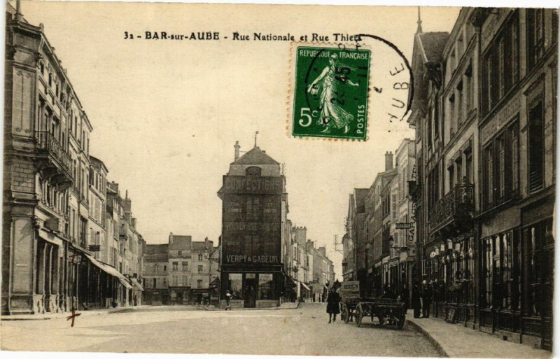 Carte postale ancienne Bar-sur-Aube - Rue national et rue thiers à Bar-sur-Aube