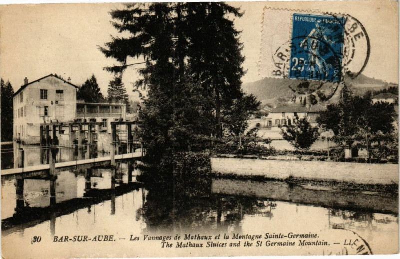 Carte postale ancienne Bar-sur-Aube - Les vannages de mathaux et la montagne à Bar-sur-Aube