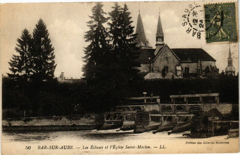 Carte postale ancienne Bar-sur-Aube - Les ecluses et l'eglise à Bar-sur-Aube