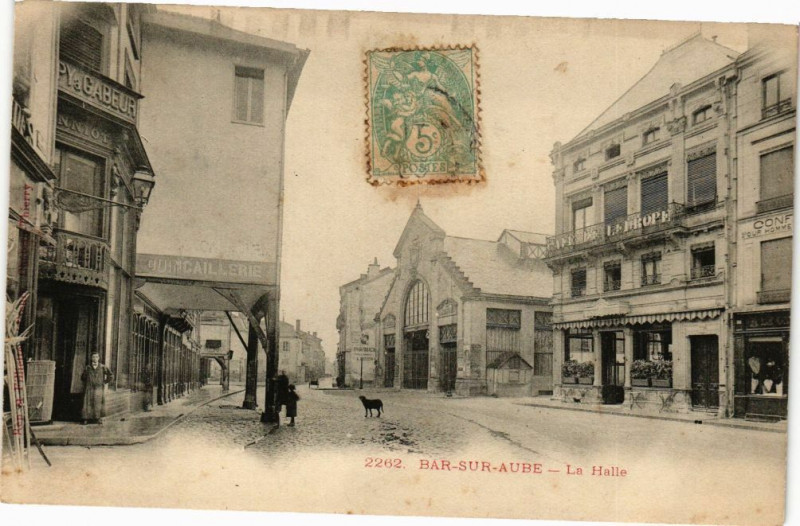 Carte postale ancienne Bar-sur-Aube - La halle à Bar-sur-Aube