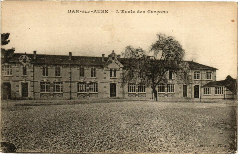 Carte postale ancienne Bar-sur-Aube - L'Ecole des garcons à Bar-sur-Aube