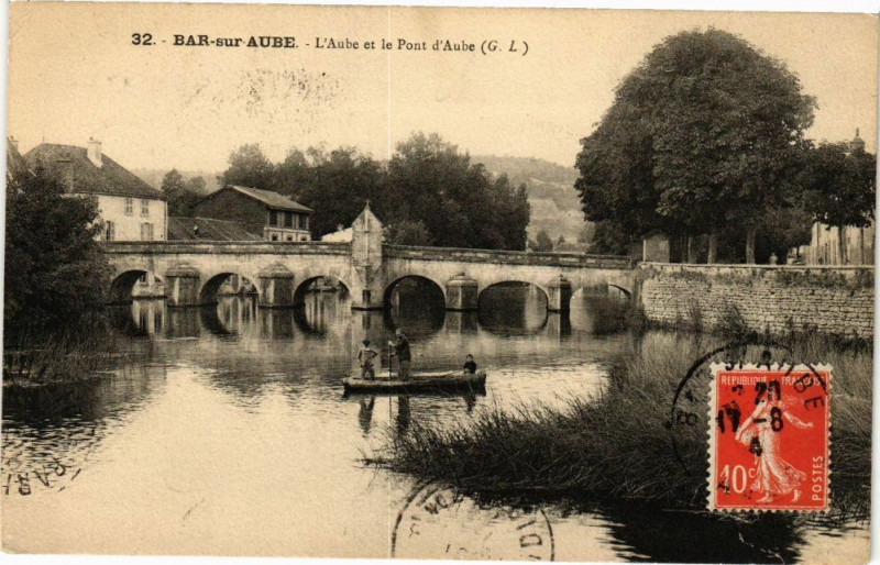 Carte postale ancienne Bar-sur-Aube - L'aube et le pont d'Aube à Bar-sur-Aube