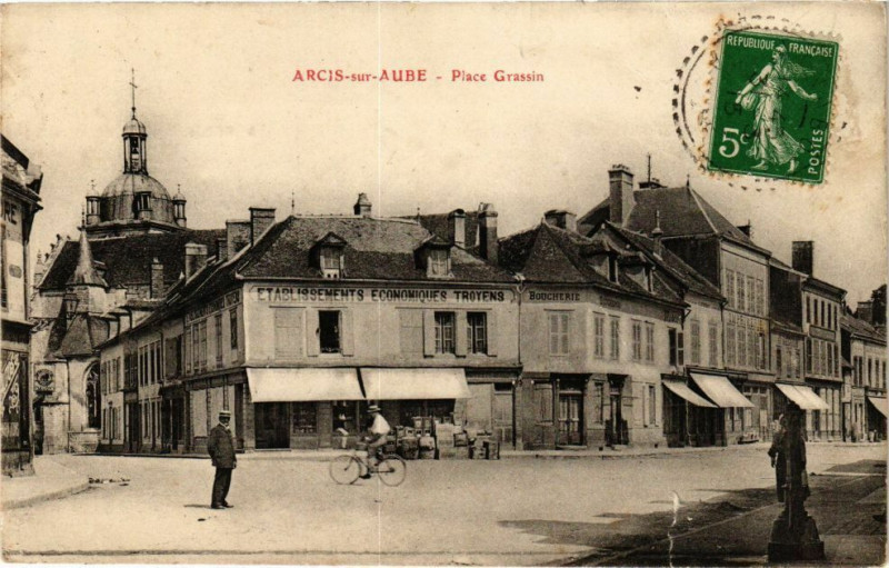 Carte postale ancienne Arcis-sur-Aube - Place grassin à Arcis-sur-Aube