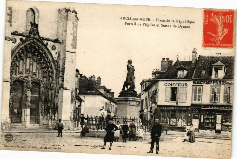 Carte postale ancienne Arcis-sur-Aube - Place de la republique à Arcis-sur-Aube