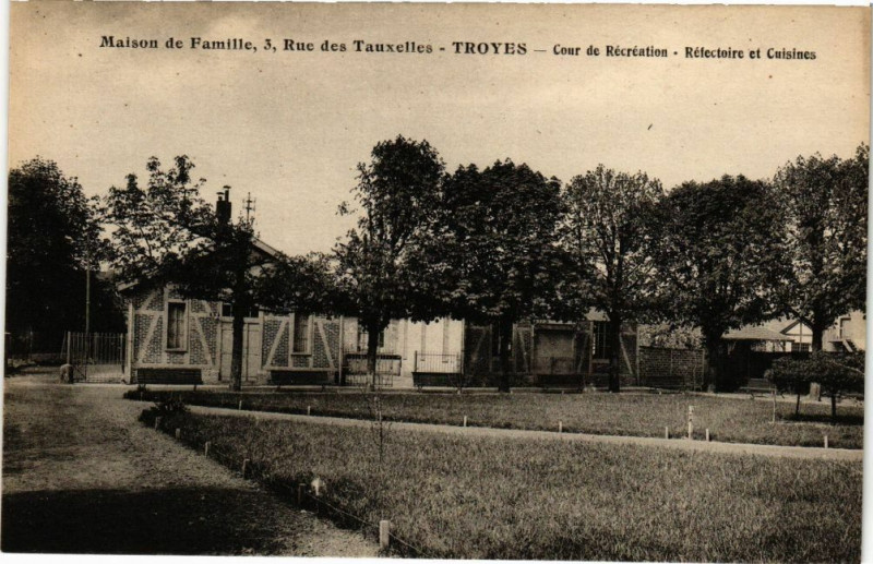 Carte postale ancienne Troyes Maison de Famille - Cour ed récréation à Troyes
