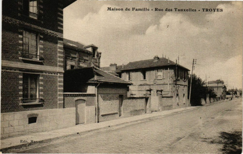 Carte postale ancienne Troyes Maison de Famille - Rue des Tauxelles à Troyes
