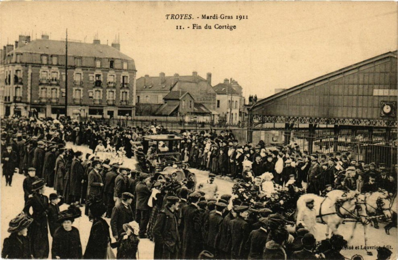 Carte postale ancienne Troyes Mardi - Gras - Fin du Cortege à Troyes