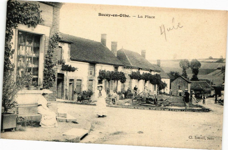 Carte postale ancienne Bucey-en-Othe - La Place à Bucey-en-Othe