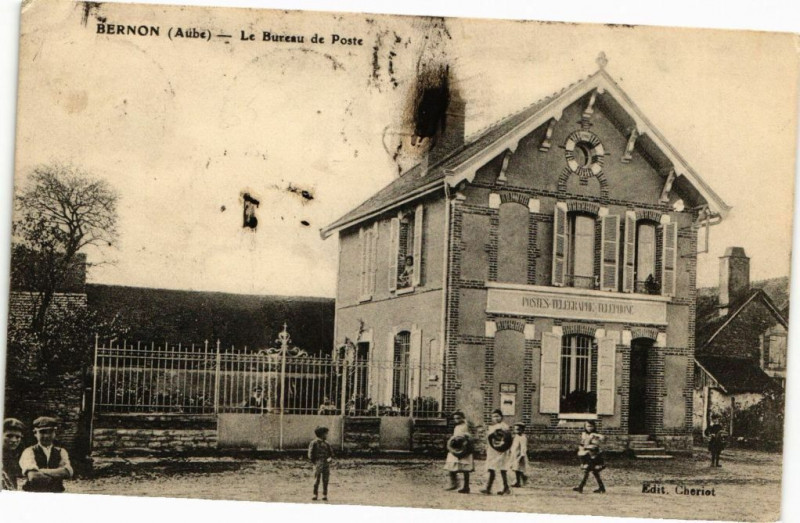 Carte postale ancienne Bernon - Le Bureau de la Poste à Bernon