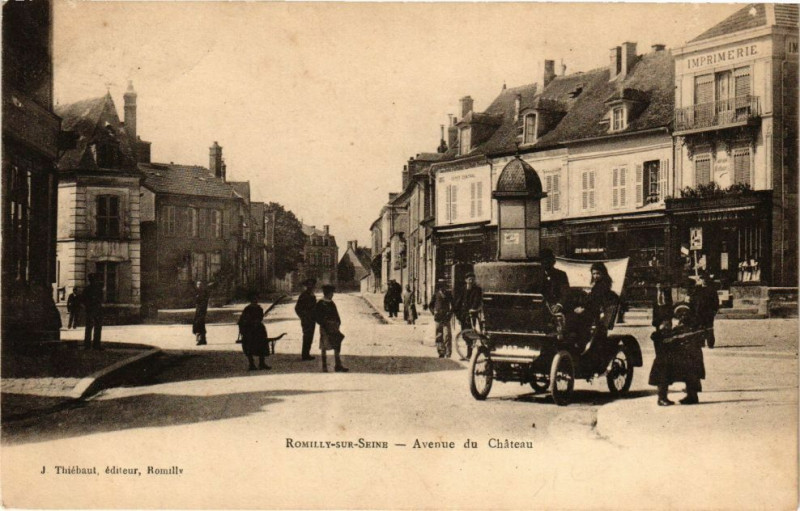 Carte postale ancienne Romilly-sur-Seine - Avenue du Cahteau à Romilly-sur-Seine