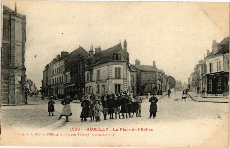 Carte postale ancienne Romilly-sur-Seine - La Place de l'Eglise à Romilly-sur-Seine