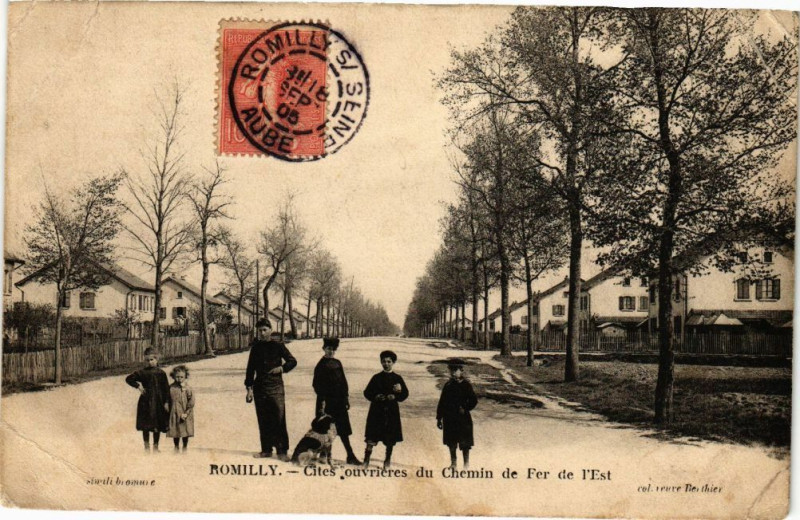 Carte postale ancienne Romilly-sur-Seine - Ouvrieres du Chemin de Fer de l'Est à Romilly-sur-Seine