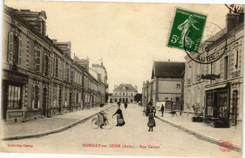 Carte postale ancienne Romilly-sur-Seine - Rue Carnot à Romilly-sur-Seine