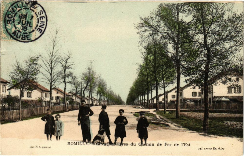 Carte postale ancienne Romilly-sur-Seine - Ouvrieres du Chemin de Fer de l'Est à Romilly-sur-Seine