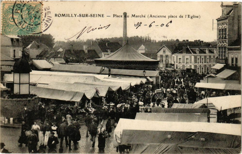 Carte postale ancienne Romilly-sur-Seine - Place du Marché-central à Romilly-sur-Seine