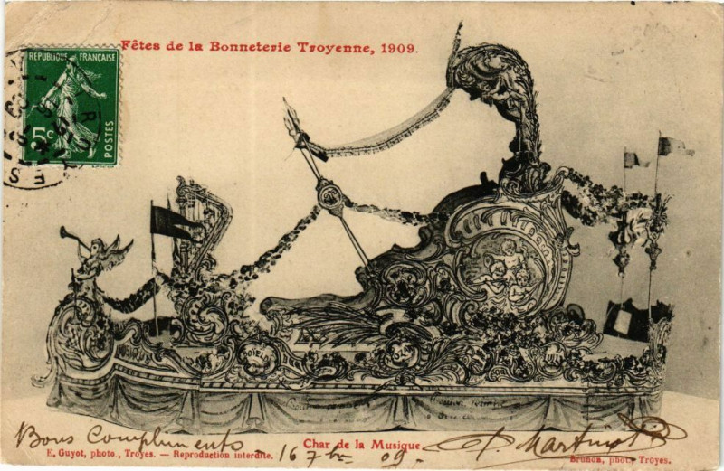 Carte postale ancienne Troyes Fetes de la Bonneterie - Char de la musique à Troyes