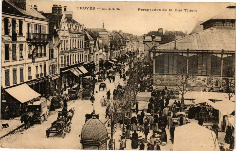Carte postale ancienne Troyes - Perspective de la rue Thiers à Troyes