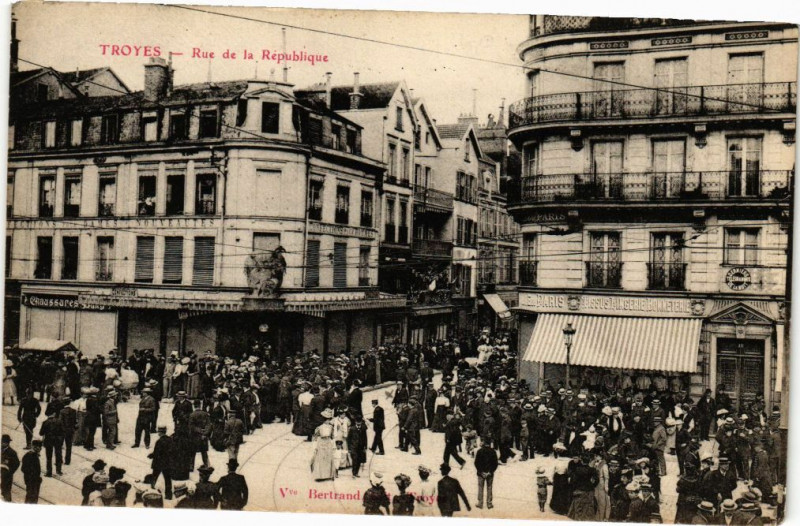 Carte postale ancienne Troyes - Rue de la République à Troyes