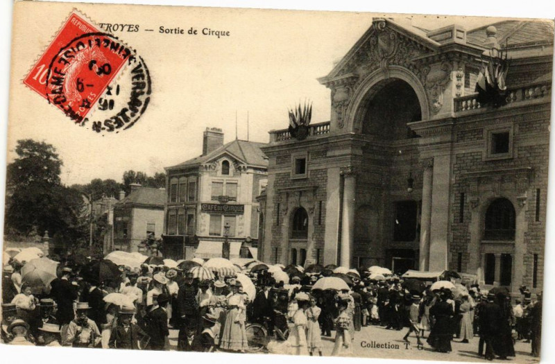 Carte postale ancienne Troyes - Sortie de Cirque à Troyes
