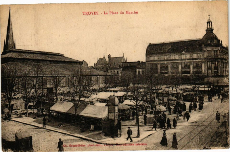Carte postale ancienne Troyes - La Place du Marché à Troyes