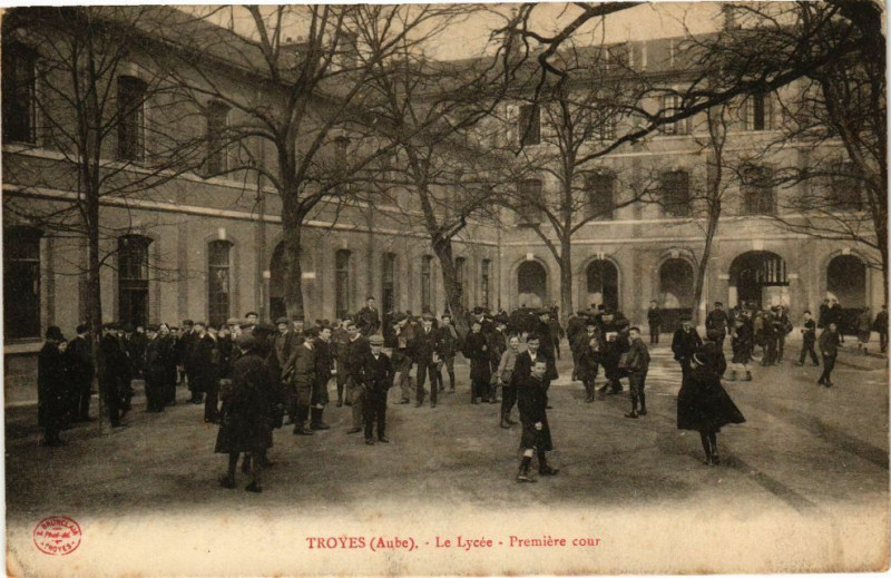 Carte postale ancienne Troyes - Le Lycée - Premiere cour à Troyes