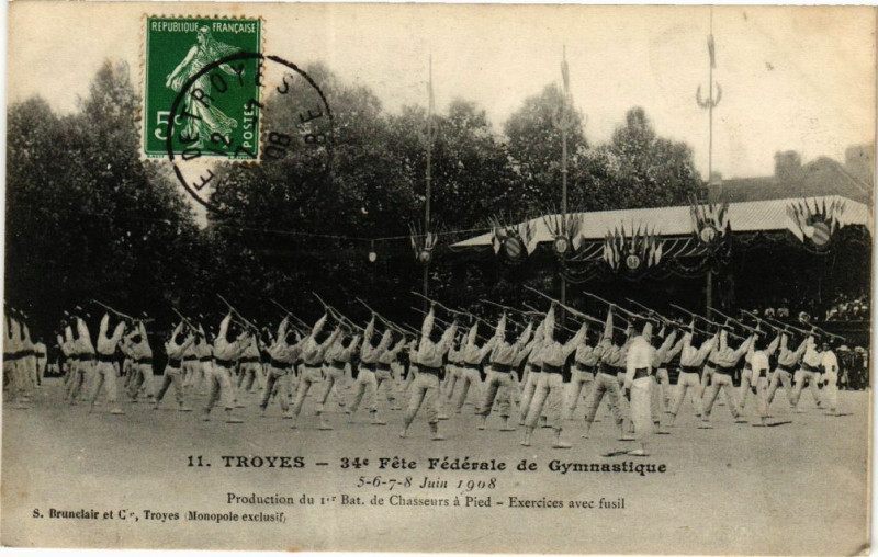 Carte postale ancienne Troyes - Fete Féd. De Gimn. - Exercice avec fusil à Troyes