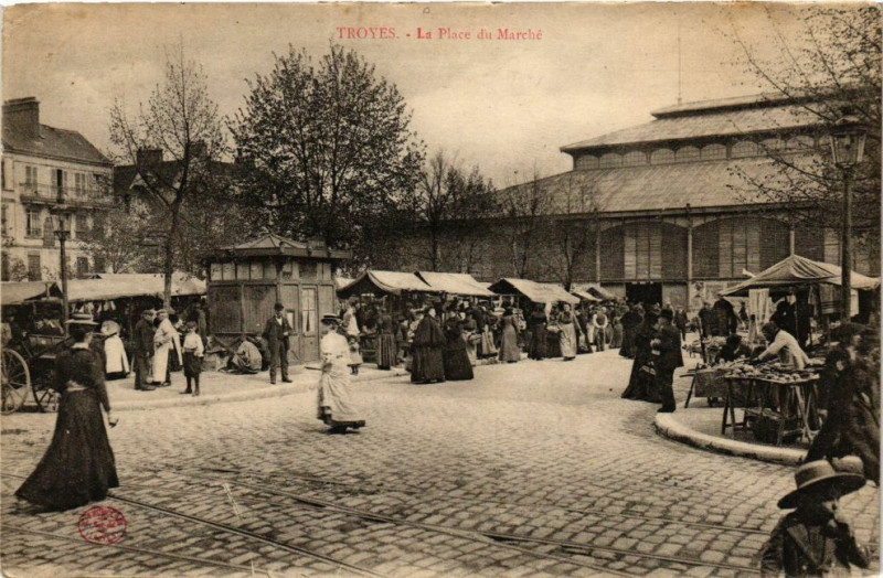 Carte postale ancienne Troyes - La Place du Marché à Troyes