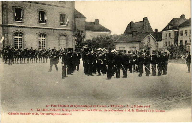 Carte postale ancienne Troyes - Fete Féd. De Gimn. - Présenter des Officiers à Troyes