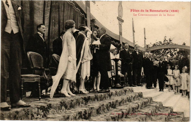 Carte postale ancienne Troyes Fetes de la Bonneterie - Le couronnement de la Reine à Troyes