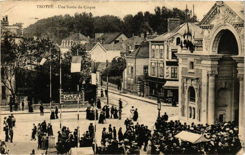 Carte postale ancienne Troyes - Une soirée du Cirque à Troyes