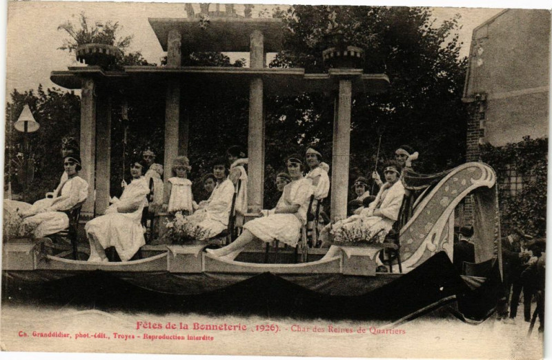 Carte postale ancienne Troyes Fetes de la Bonneterie - Char des Reines à Troyes