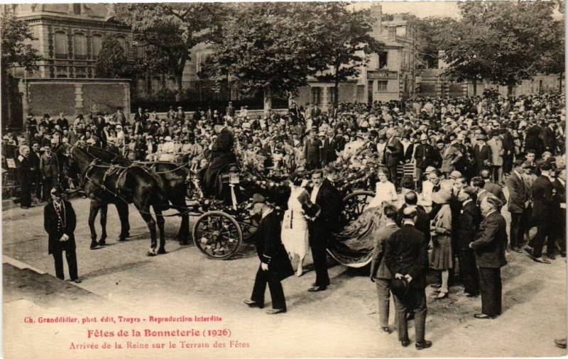 Carte postale ancienne Troyes Fetes de la Bonneterie - Arrivé de la Reine sur le Terrain à Troyes