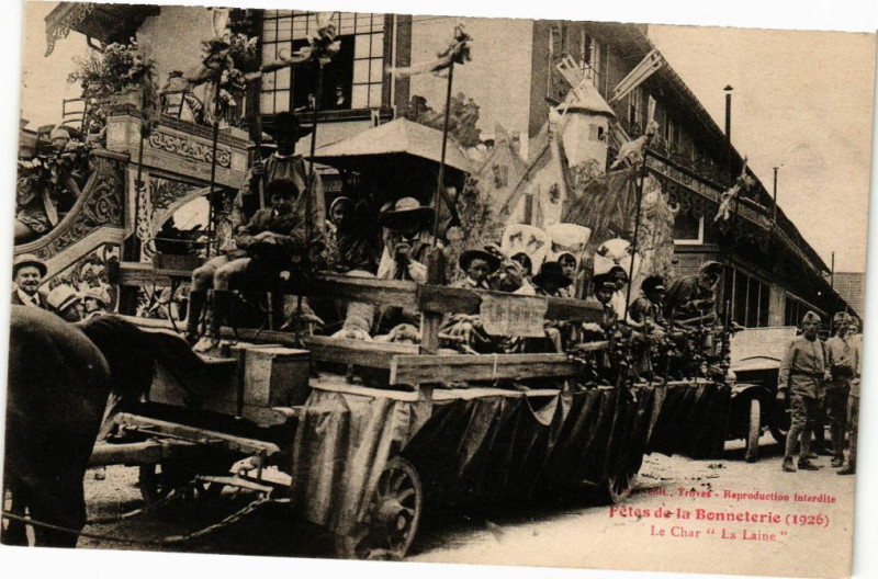 Carte postale ancienne Troyes Fetes de la Bonneterie - Le Char la Leine à Troyes