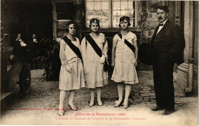 Carte postale ancienne Troyes Fetes de la Bonneterie - L'Abeille et ses Demoiselles à Troyes