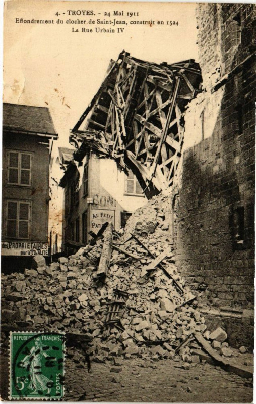 Carte postale ancienne Troyes - Ecroulement de la tour de l'église St. Jean à Troyes