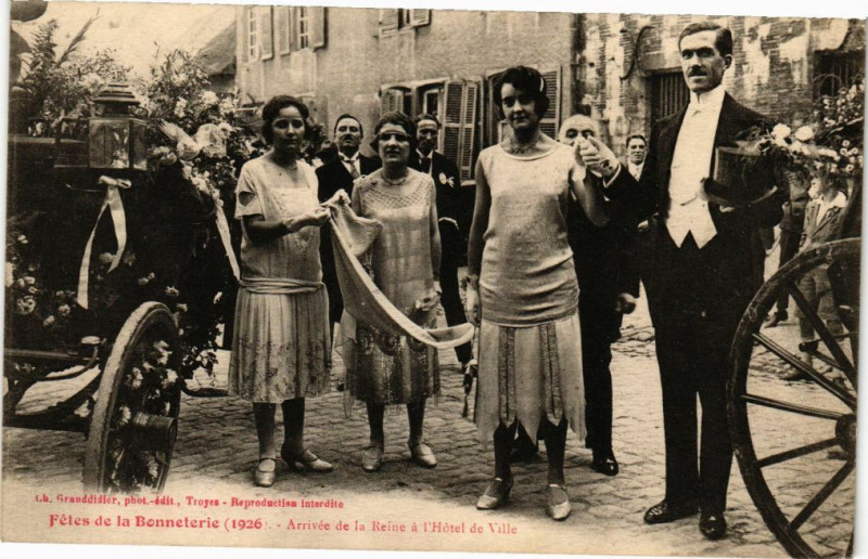 Carte postale ancienne Troyes Fetes de la Bonneterie - Arrivée de la reine à Troyes