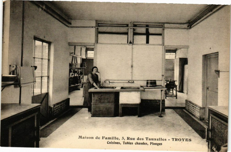 Carte postale ancienne Troyes Maison de Famille - Cuisine, Tables chaudes, Plonges à Troyes