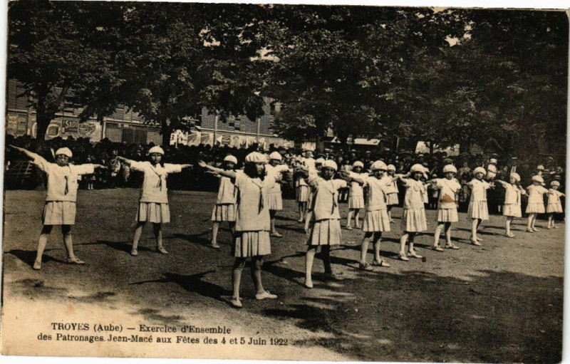 Carte postale ancienne Troyes - Exercice d'ensemble à Troyes