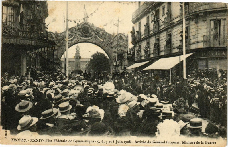 Carte postale ancienne Troyes - Fete Féd. De Gimn. - Arrivée du Ministre de la Guerre à Troyes