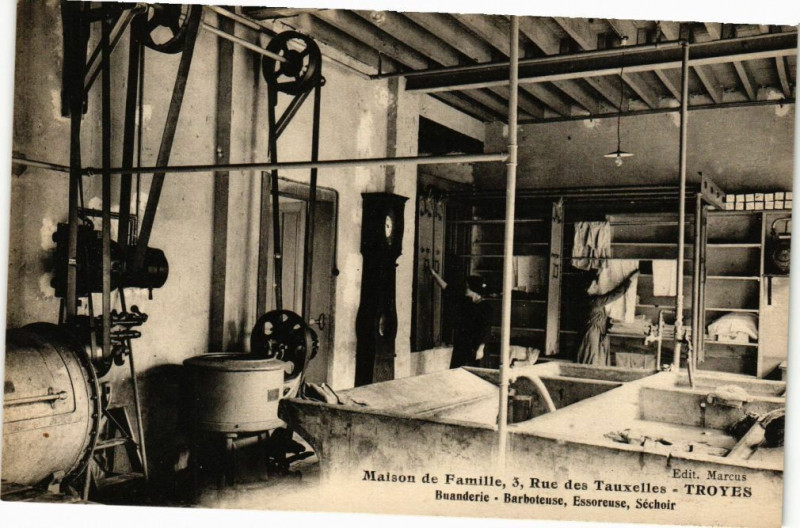 Carte postale ancienne Troyes Maison de Famille - Buanderie, Barbuteuse, séchoire à Troyes