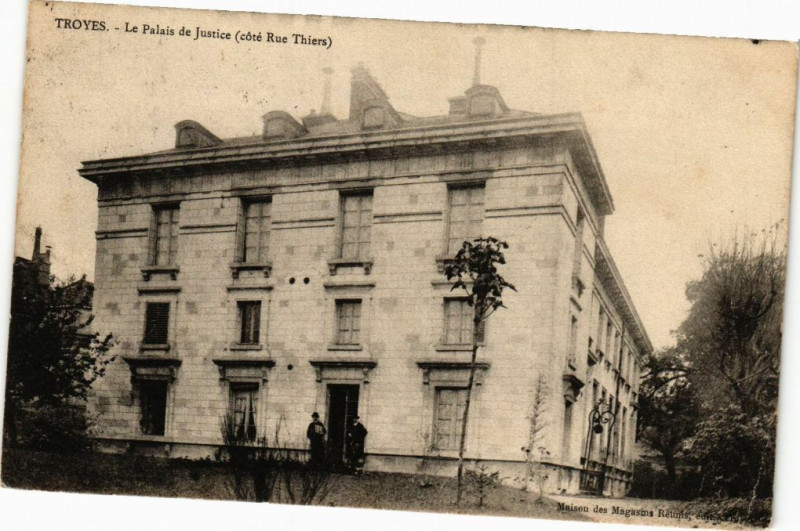 Carte postale ancienne Troyes - Le Palais de Justice à Troyes