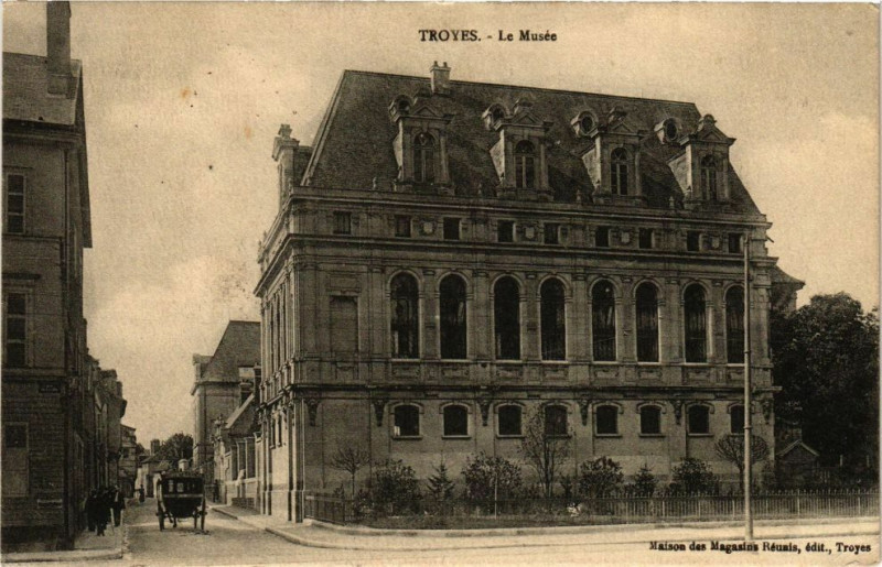 Carte postale ancienne Troyes - Le Musée à Troyes