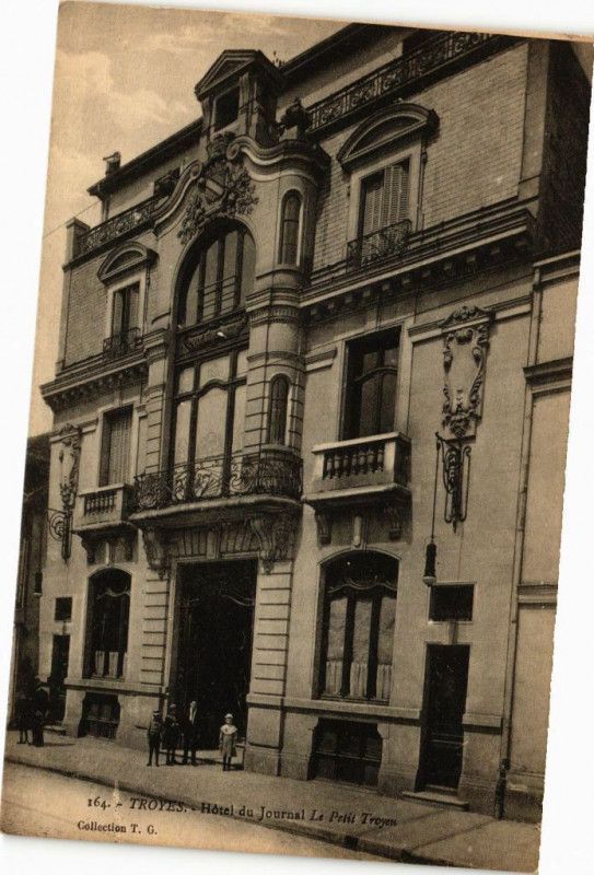 Carte postale ancienne Troyes - Hotel du Journal Le Petit Troyen à Troyes