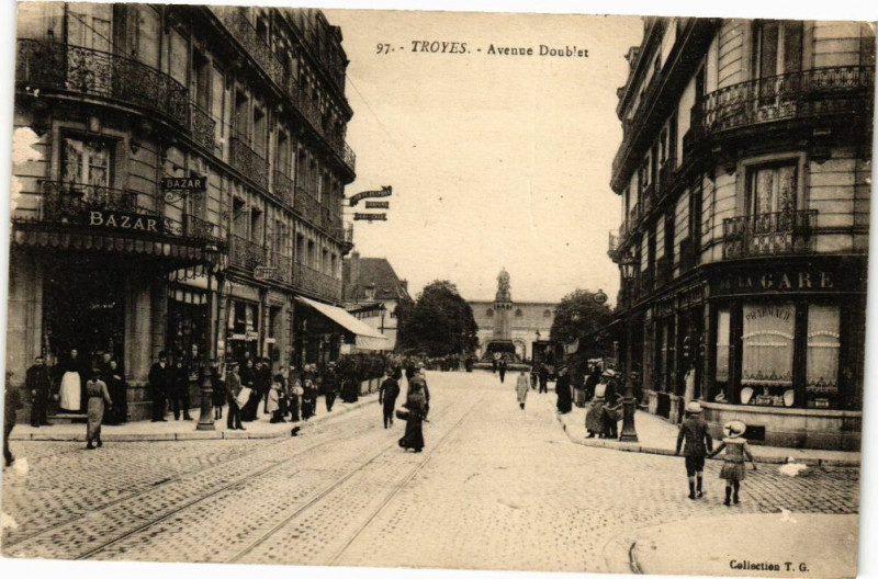 Carte postale ancienne Troyes - Avenue Doublet à Troyes