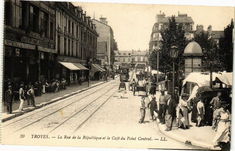 Carte postale ancienne Troyes - Rue de la République à Troyes