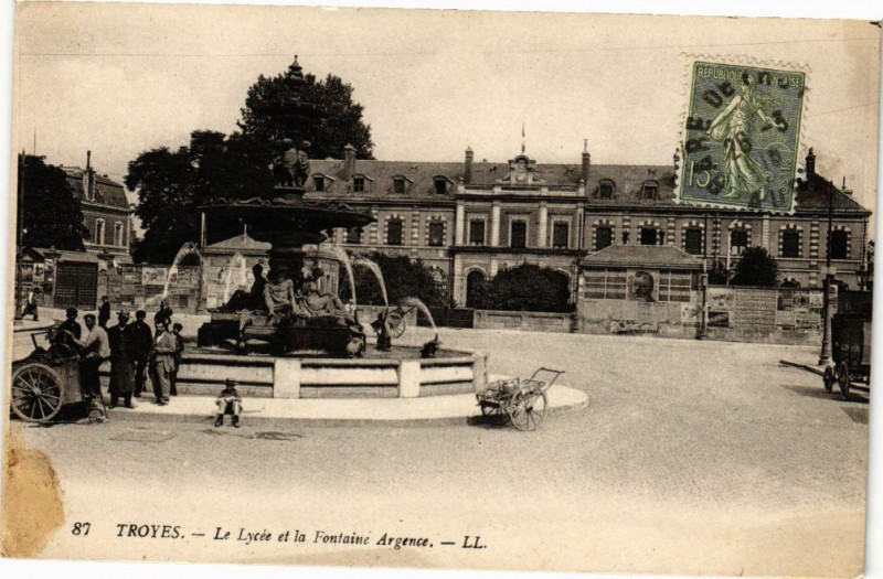 Carte postale ancienne Troyes - Le lycée et le Fontaine Argence à Troyes
